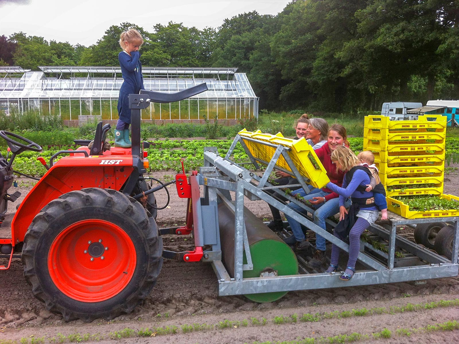 mensen op plantmachine